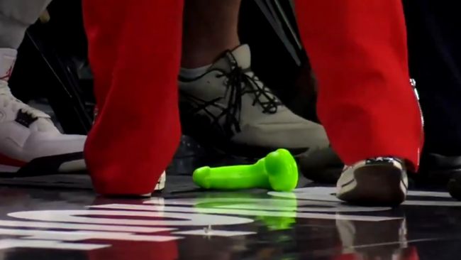 Por que as pessoas estão jogando consolos verdes durante os jogos da WNBA? A explicação é ainda mais ridícula