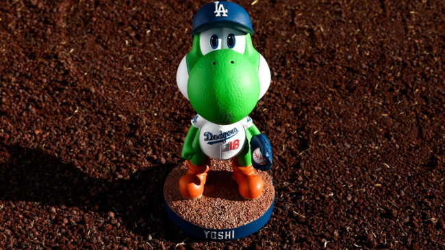 Los Angeles Dodgers dando de presente figuras de boné bobblehead de Yoshi com boné de beisebol
