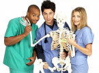 Scrubs está de volta: JD, Turk e Elliot retornam ao Sagrado Coração