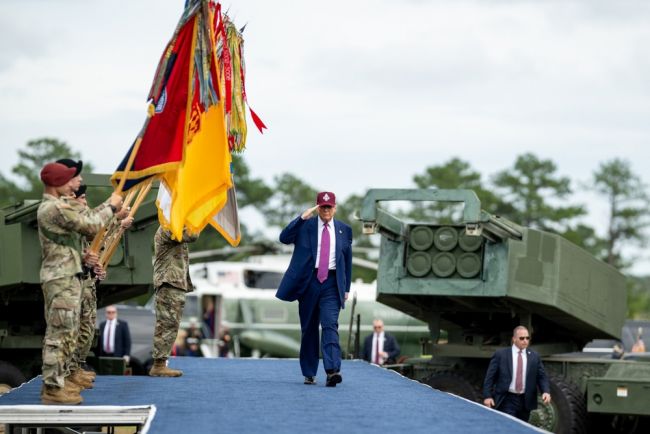Desfile em Washington comemora o 250º aniversário do Exército no 79º aniversário de Donald Trump