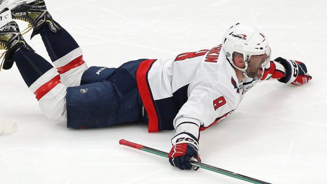 Alex Ovechkin atinge mais um marco incrível com 900 gols