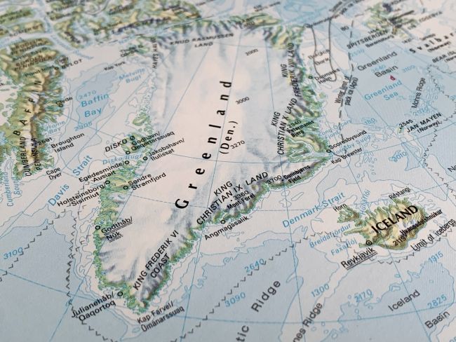 Partido governista da Groenlândia busca referendo de independência em meio a tensões crescentes