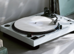 A Audio-Technica apresenta o toca-discos branco modelo AT-LP120XBT-USB