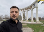 Zelensky visita a cidade bombardeada da linha de frente de Kherson