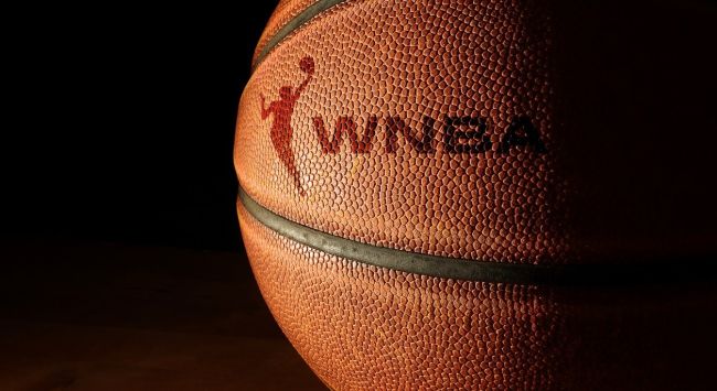 Como o debate sobre pessoas transgênero incendiou a WNBA nas últimas semanas