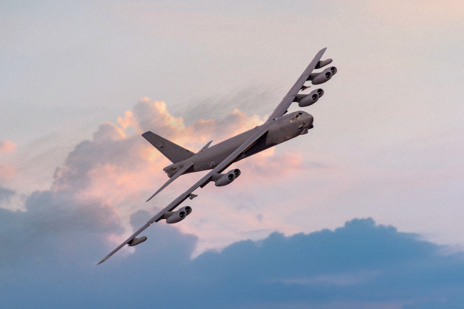 Avião bombardeiro B-52 cai na Califórnia, matando oito