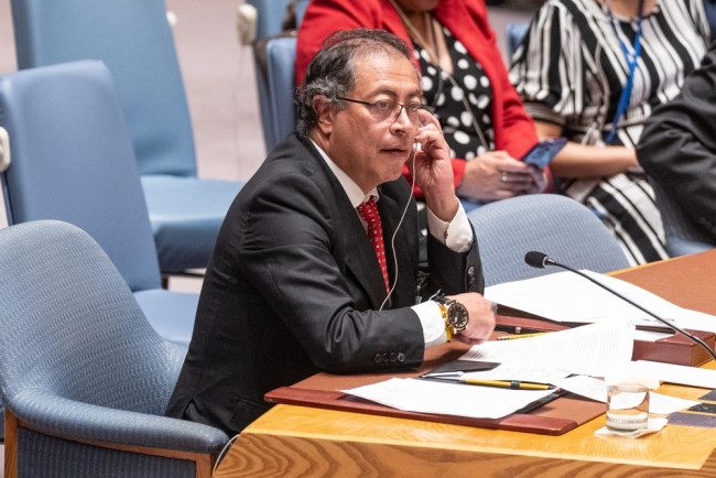 Colômbia recua de tarifas completas de 100% em disputa com o Equador