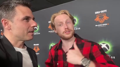 David e Ben caminham pelo tapete verde &agrave; frente do grande mixer do Xbox no Academy Museum of Motion Pictures